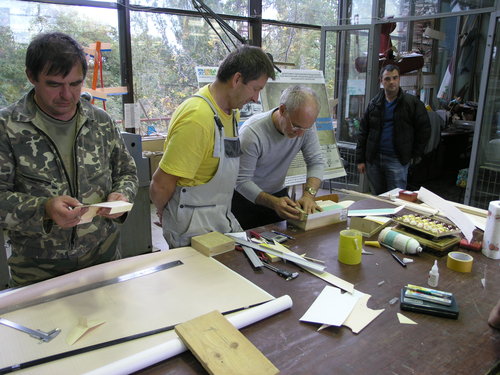 Руководитель авиамодельной лаборатории Дворца пионеров на Воробьевых горах Рафик Ренатович Сафаров (в центре, в жёлтой футболке) знакомится с технологией изготовления F-1N.