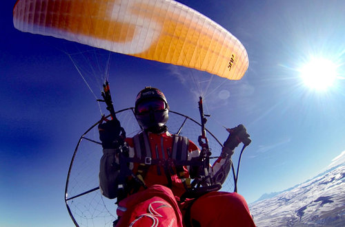 Полет Андрея, на высоте 1800 метров. На горизонте виден двуглавый красавец Эльбрус! 17 декабря 2017 года.